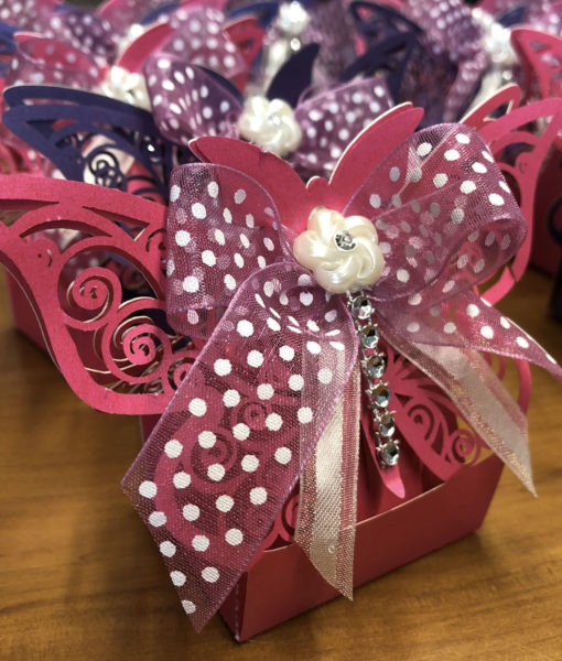 ideali come bomboniere di nozze Confezione da 50 pezzi di scatole decorative con chiusura ad ali di farfalla Red per confetti 