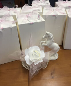 Bomboniera Cavallo Rampante Bianco Rosa 100 - NonSoloCerimonie.it