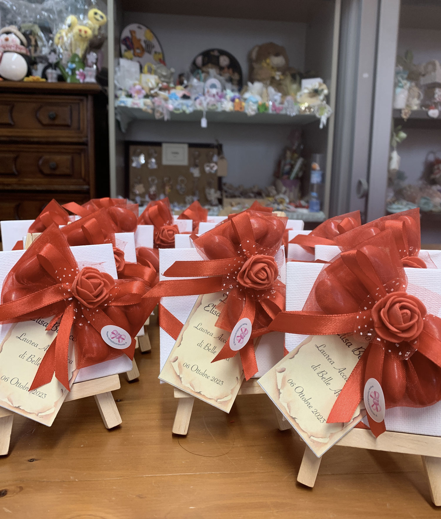 Bomboniera Laurea Accademia delle Belle Arti Pergamena Fiocco Rosso 105 - NonSoloCerimonie.it