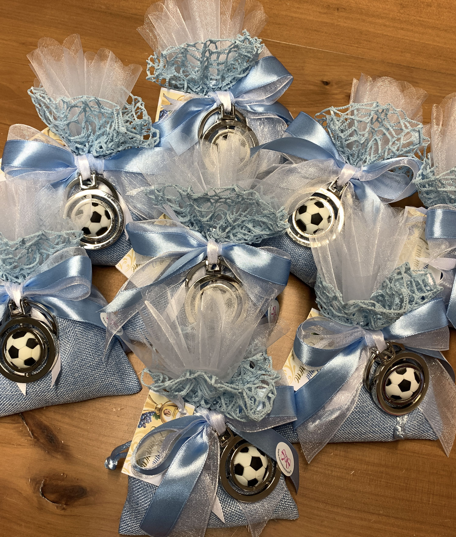 Bomboniera Sacchetto Portachiavi Pallone Calcio Azzurro 101 - NonSoloCerimonie.it