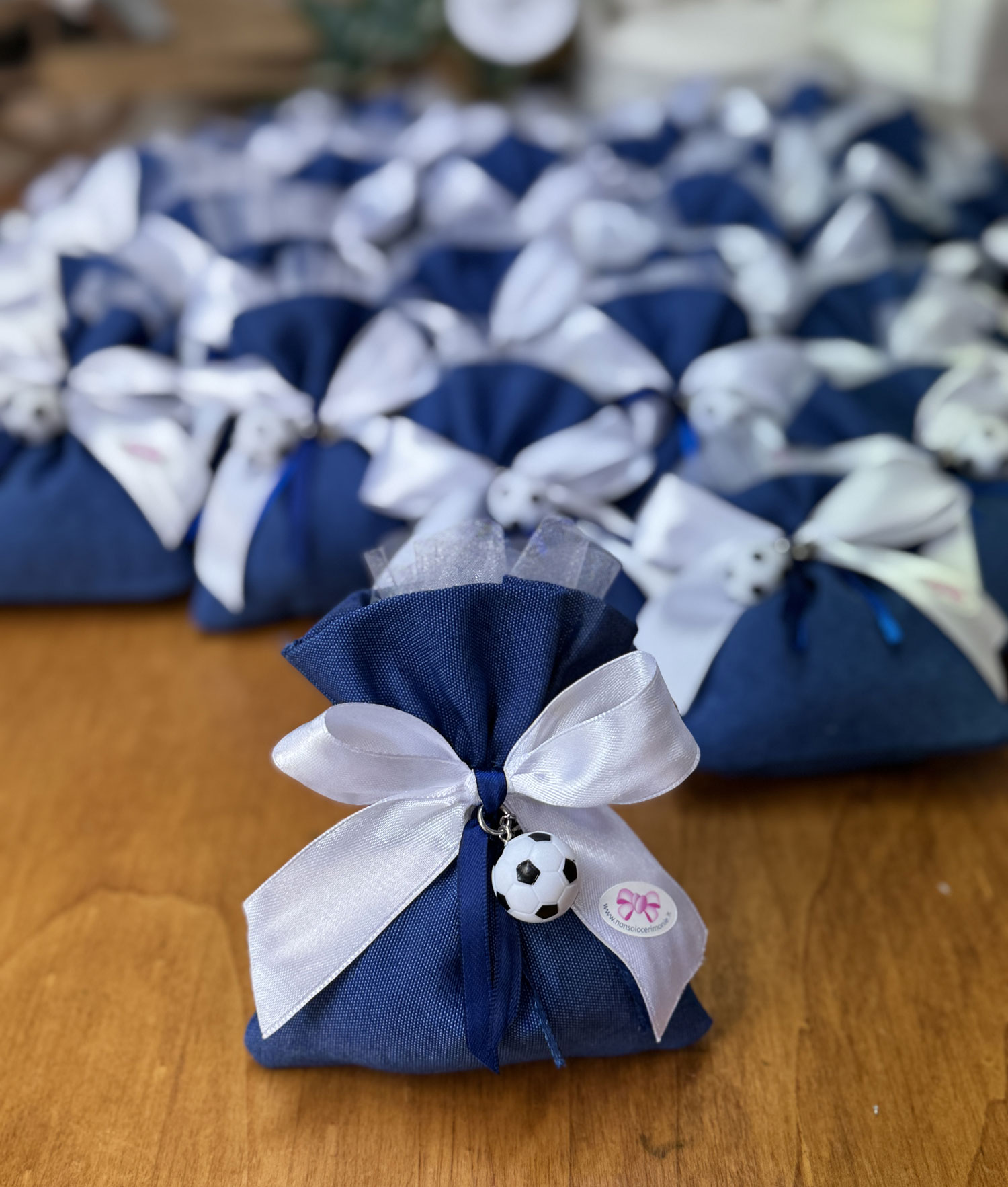 Bomboniera Sacchetto Portachiavi Pallone Calcio Jeans Bianco Palla 100 - NonSoloCerimonie.it