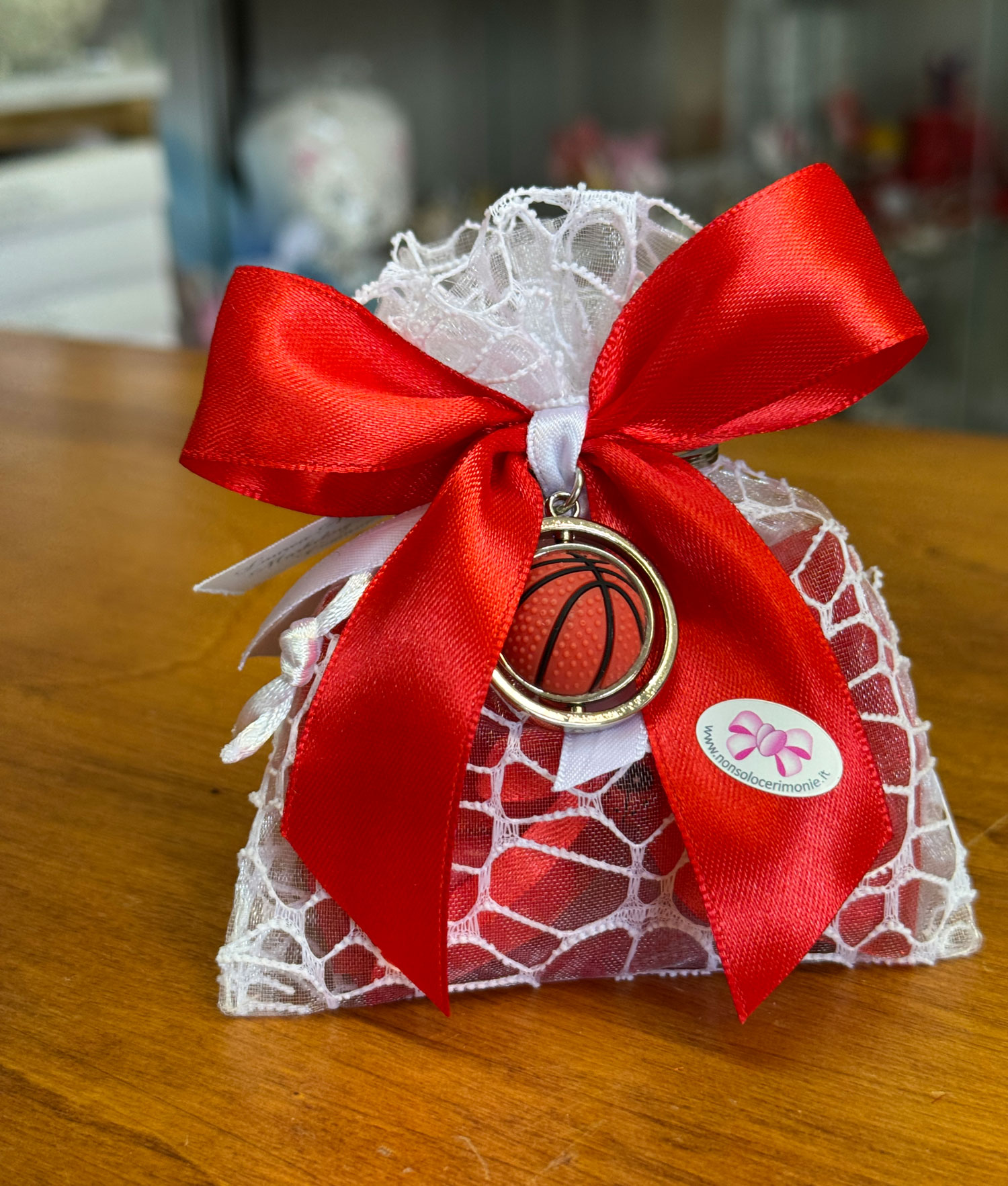 Bomboniera Sacchetto Portachiavi Pallone Basket Bianco Rosso 103 - NonSoloCerimonie.it