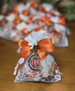 Bomboniera Sacchetto Portachiavi Pallone Basket Bianco Arancione 102 - NonSoloCerimonie.it