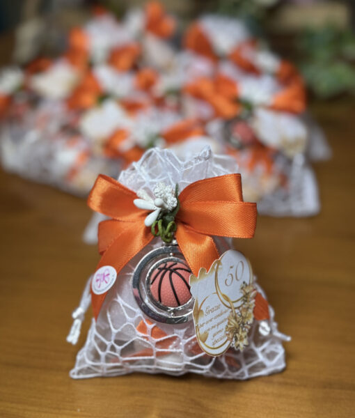 Bomboniera Sacchetto Portachiavi Pallone Basket Bianco Arancione 102 - NonSoloCerimonie.it