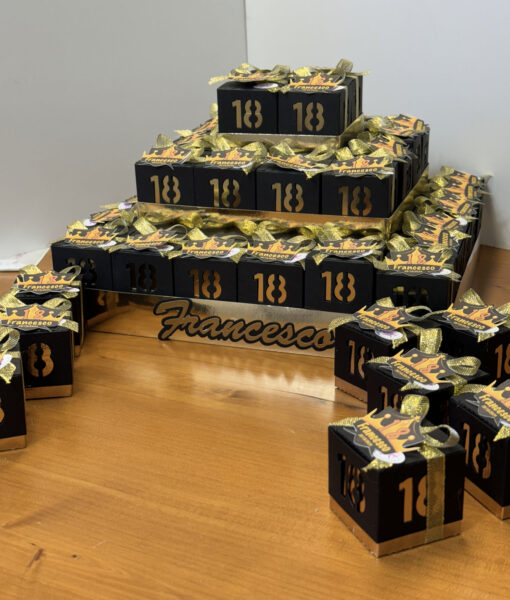 Torta Bomboniera Scatola Nero/Oro 18 Personalizzata 112 - NonSoloCerimonie.it