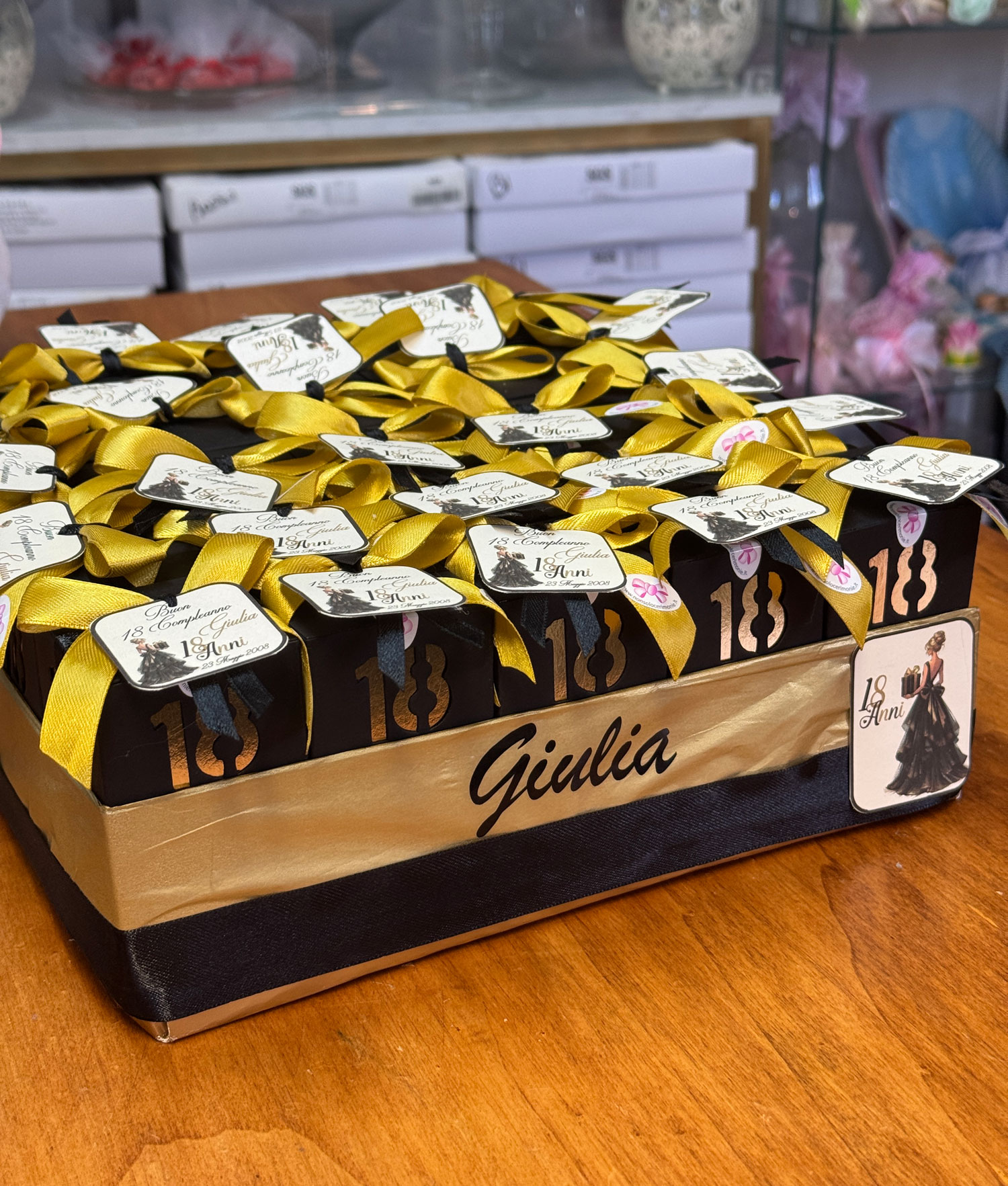 Torta Bomboniera Scatola Nero/Oro 18 Personalizzata 25 105 - NonSoloCerimonie.it