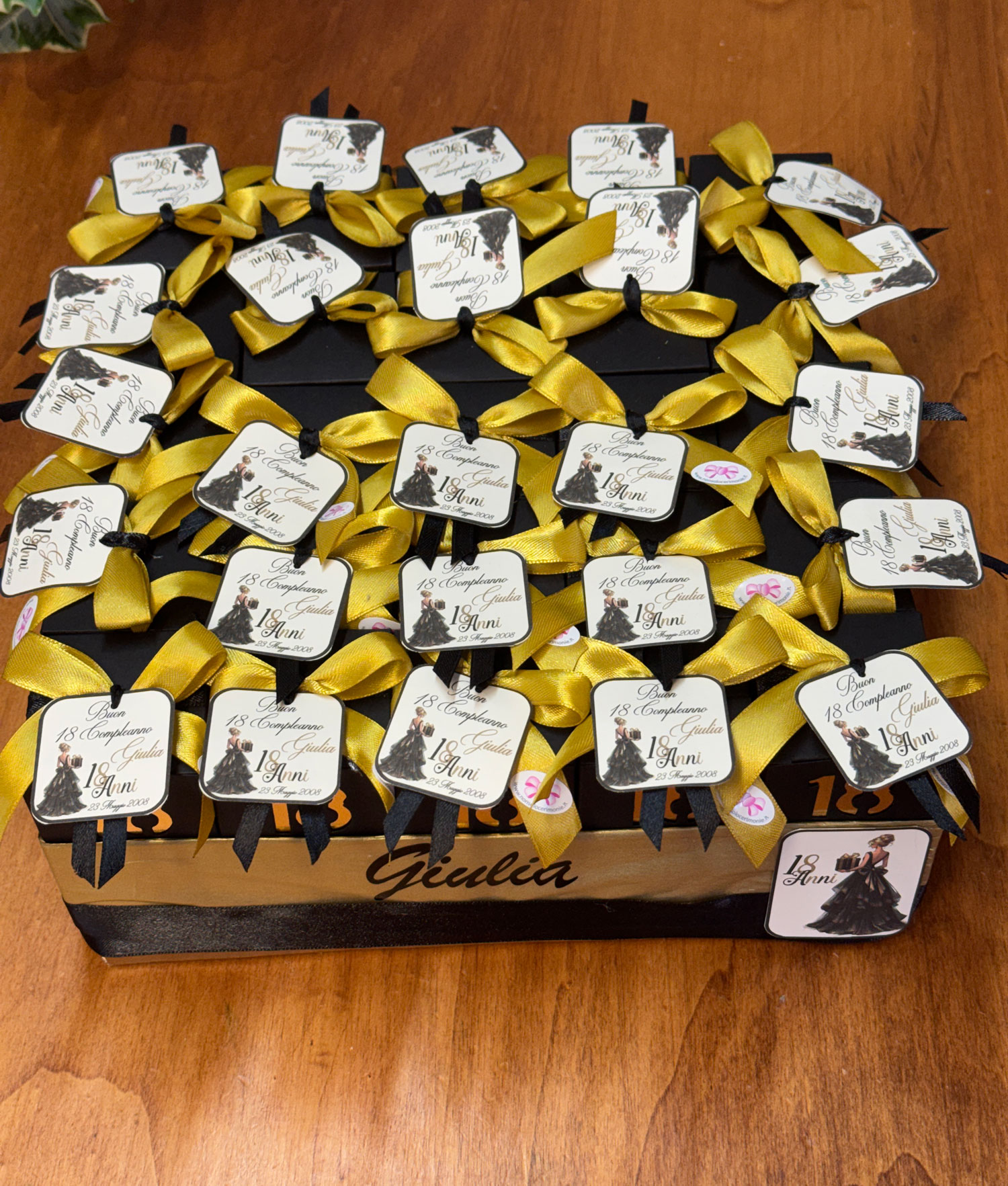 Torta Bomboniera Scatola Nero/Oro 18 Personalizzata 25 104 - NonSoloCerimonie.it