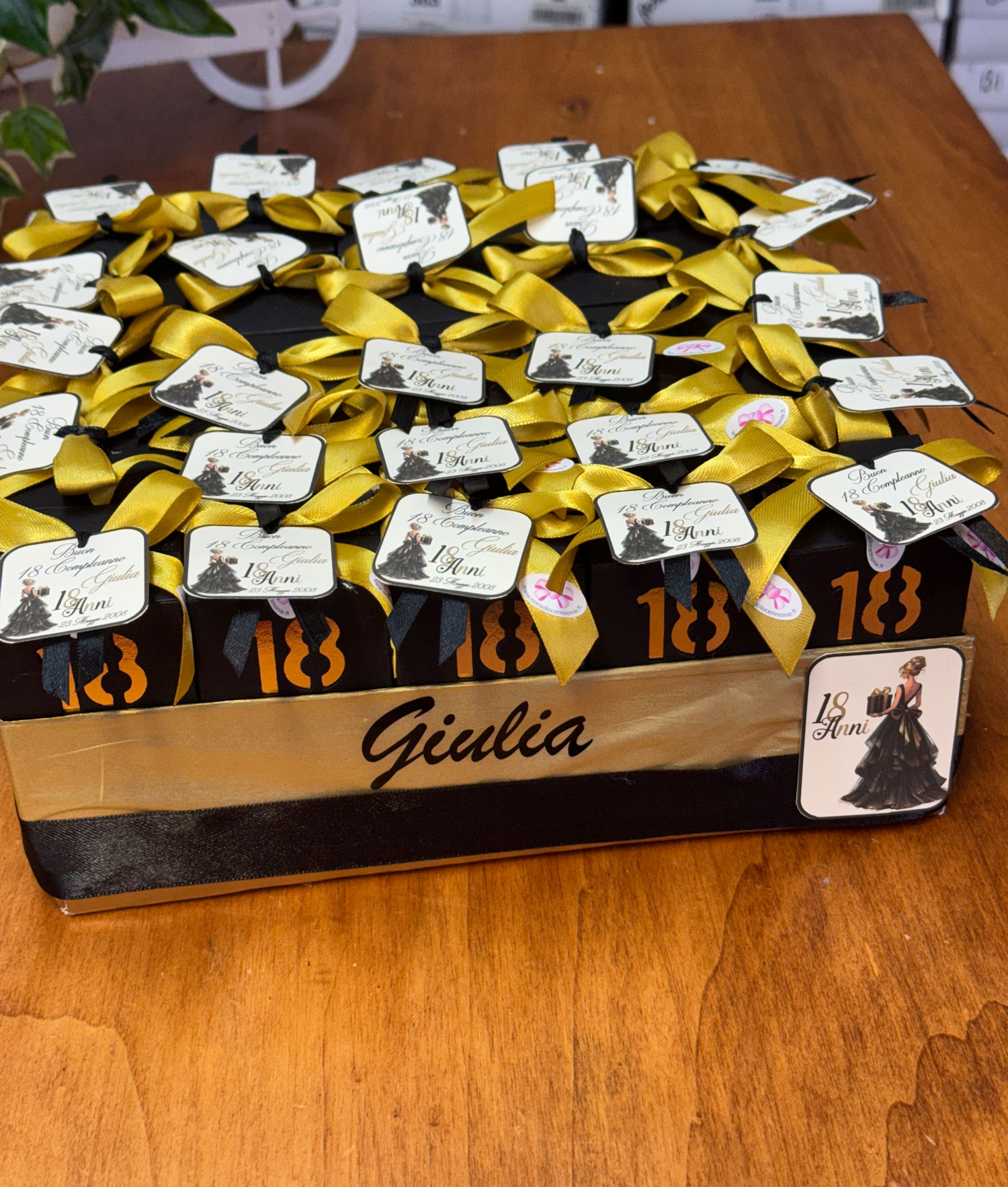 Torta Bomboniera Scatola Nero/Oro 18 Personalizzata 25 103 - NonSoloCerimonie.it