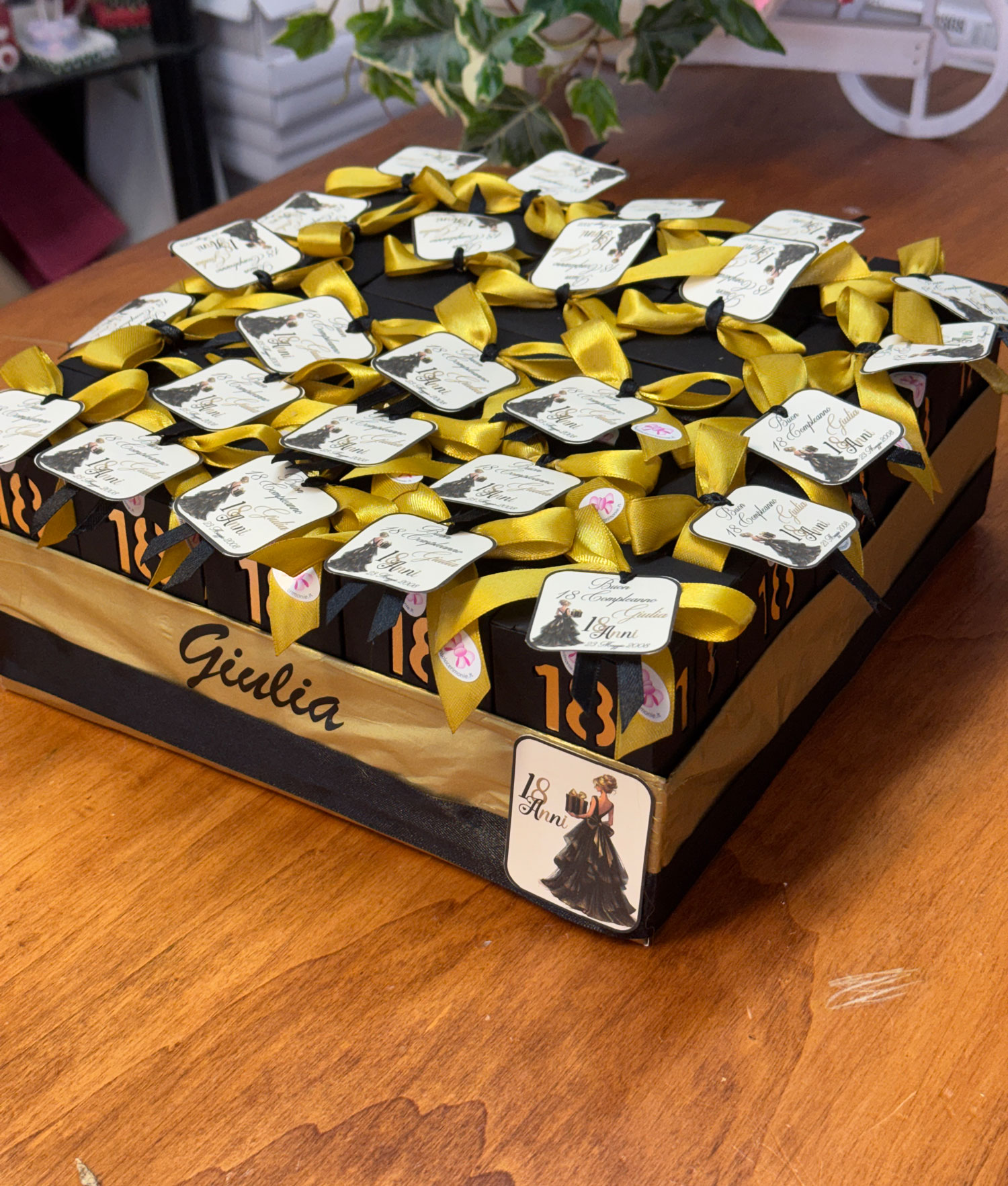 Torta Bomboniera Scatola Nero/Oro 18 Personalizzata 25 102 - NonSoloCerimonie.it