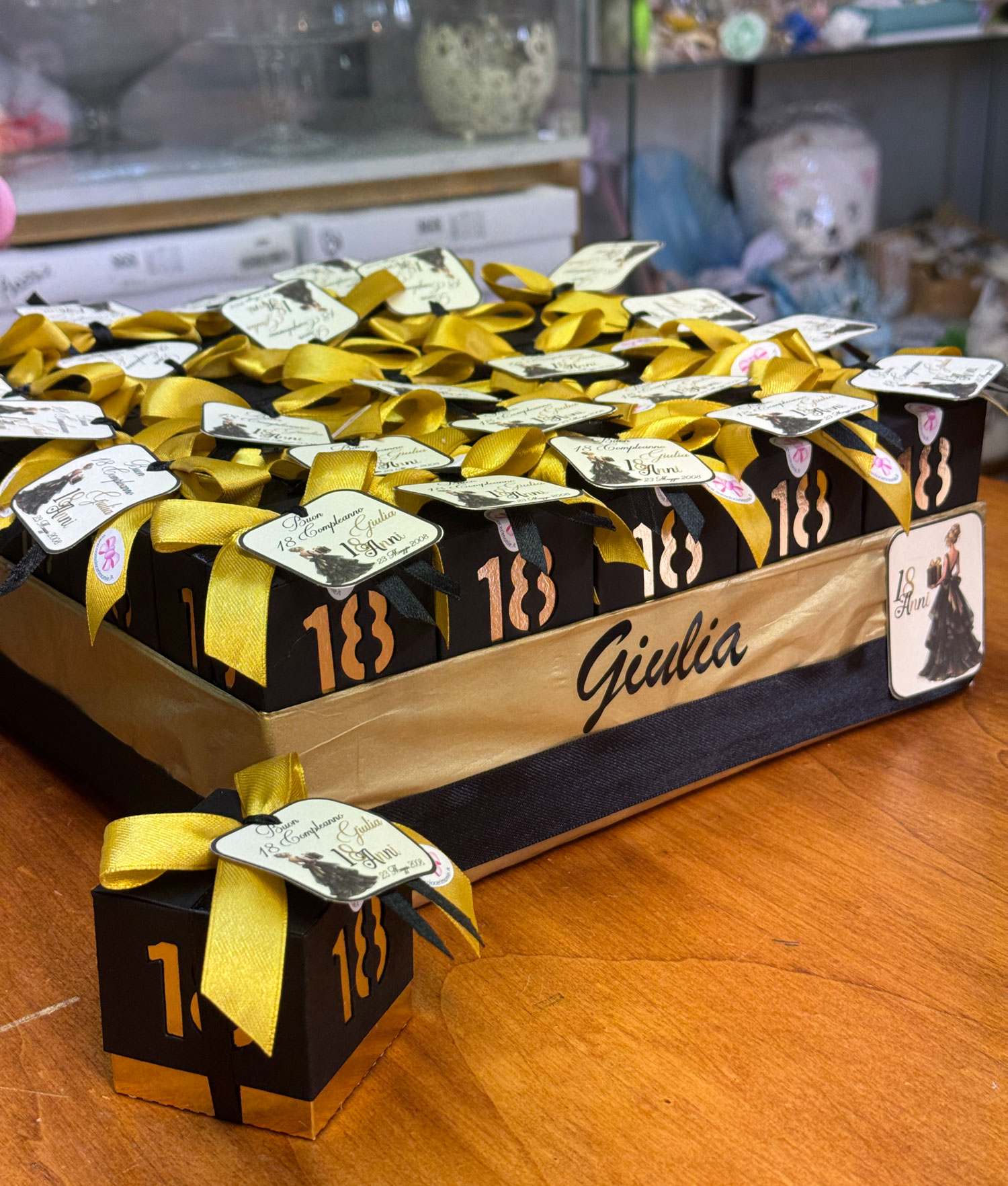 Torta Bomboniera Scatola Nero/Oro 18 Personalizzata 25 100 - NonSoloCerimonie.it