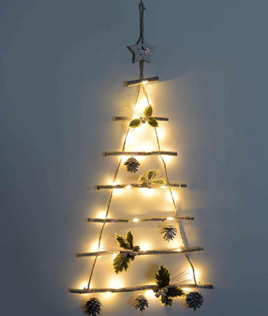 Albero Di Natale Con Addobbi In Legno Albero di Natale in legno da Parete - NonSoloCerimonie.it