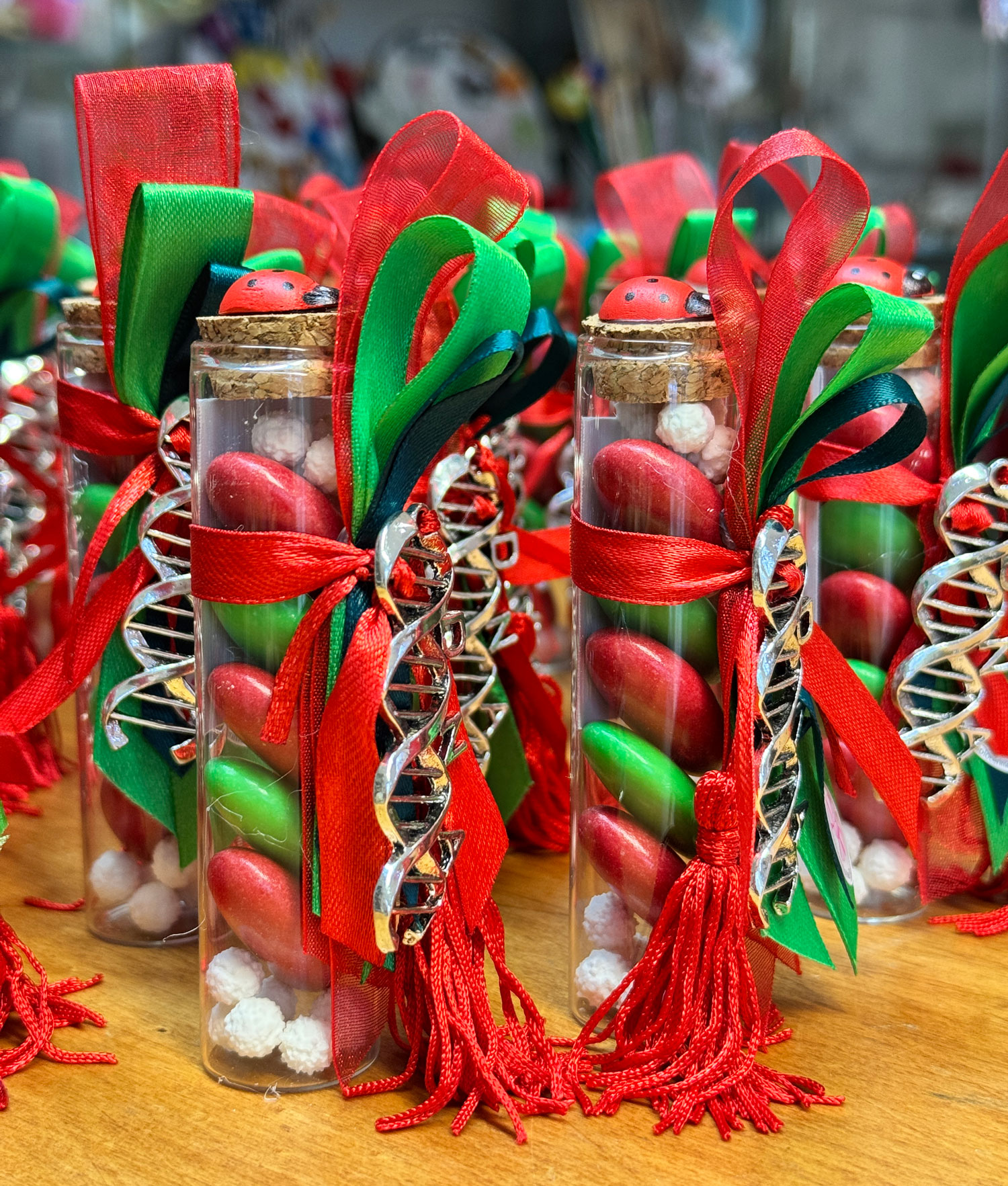 Bomboniera Fiala Laurea Biologia Rosso Verde 105 - NonSoloCerimonie.it