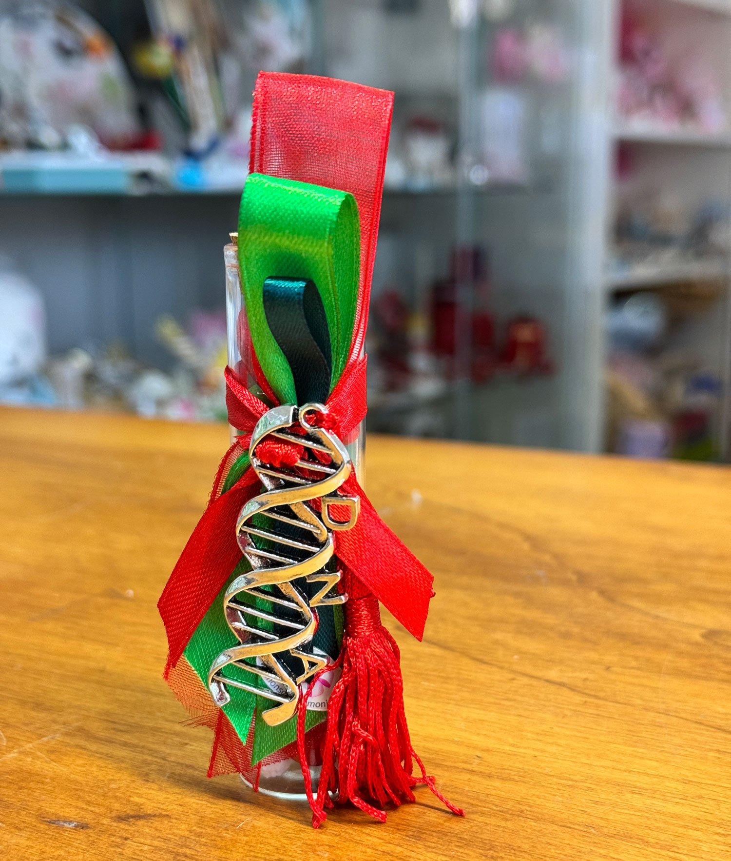 Bomboniera Fiala Laurea Biologia Rosso Verde 108 - NonSoloCerimonie.it