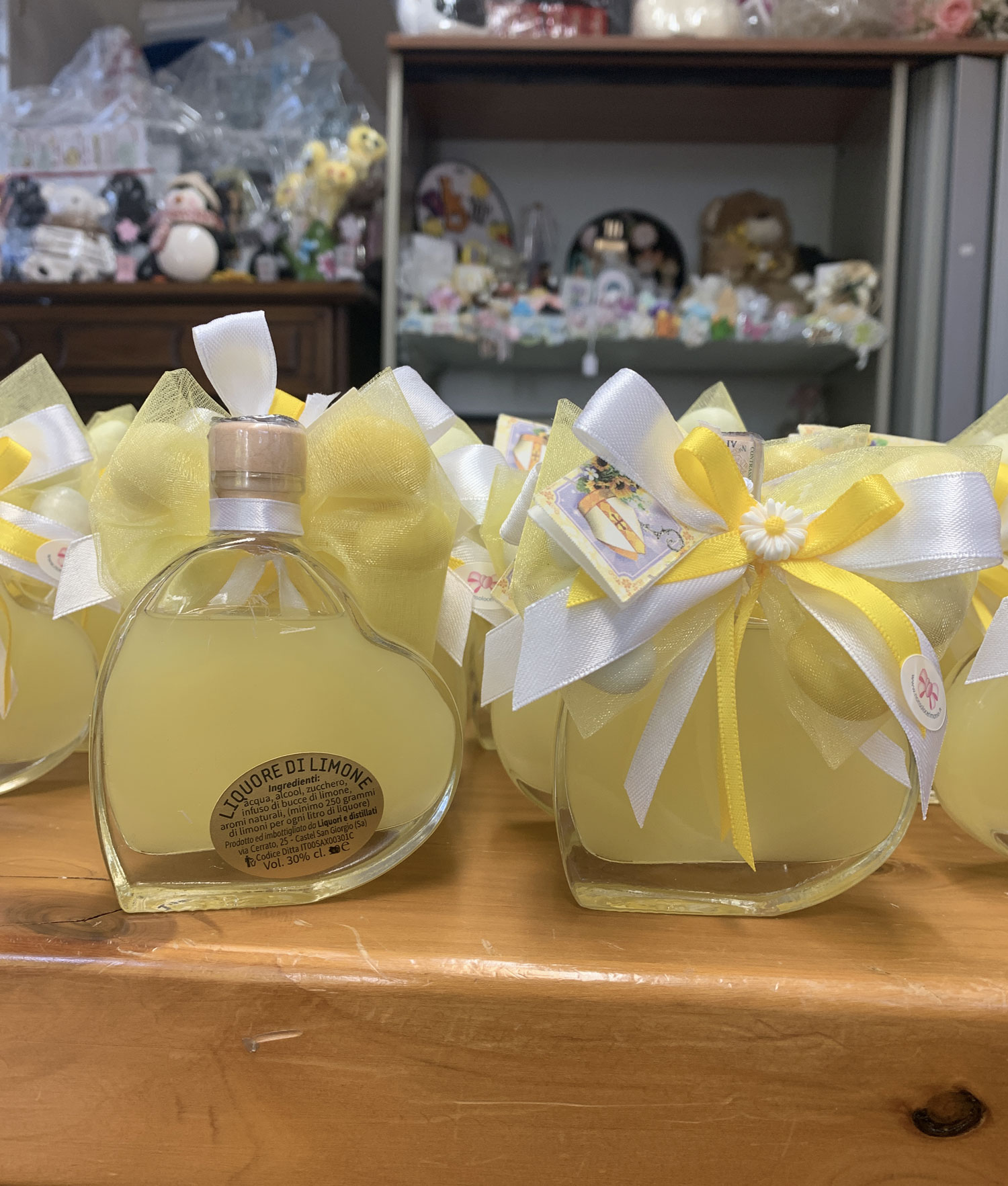 Bomboniera Bottiglia Liquore Cuore Piccola Bianco Giallo 102 - NonSoloCerimonie.it