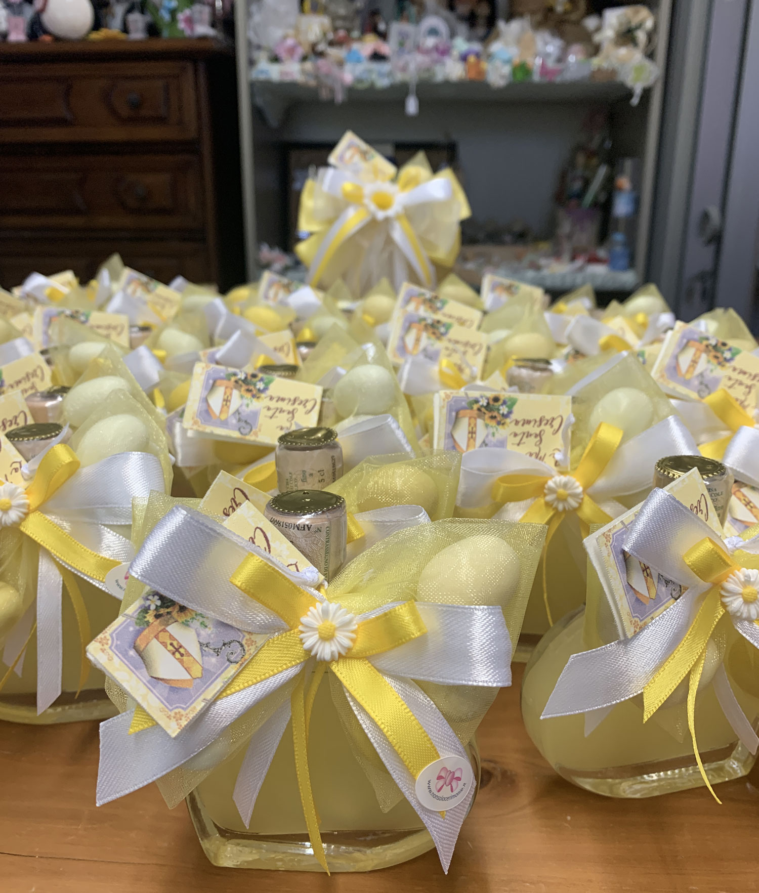 Bomboniera Bottiglia Liquore Cuore Piccola Bianco Giallo 103 - NonSoloCerimonie.it