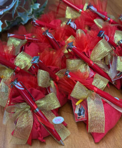 Bomboniera Sacchetto Penna Laurea Rosso Oro 104 -NonSoloCerimonie.it