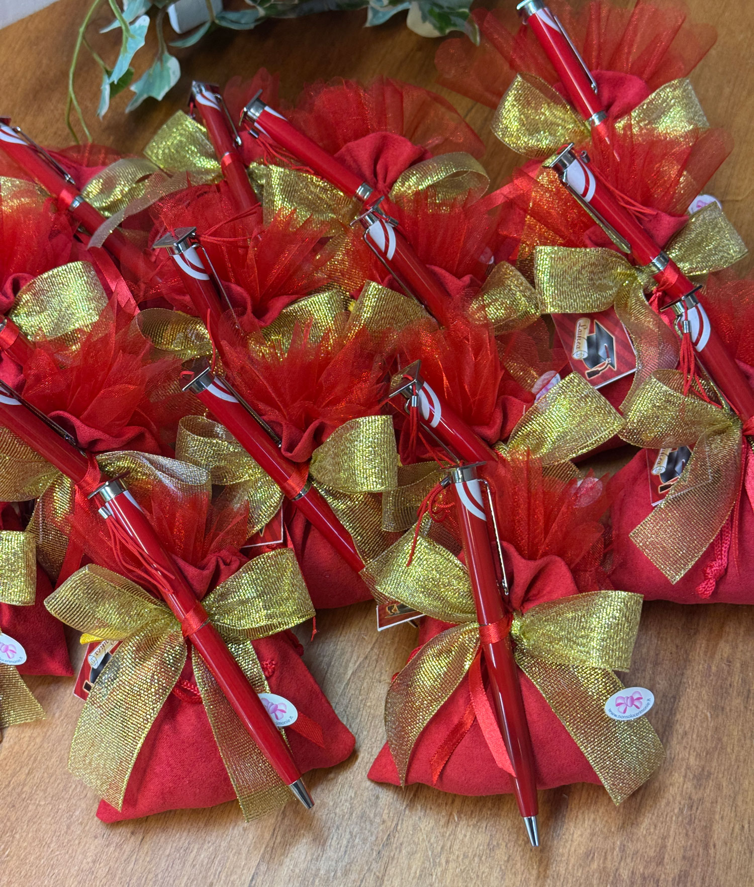 Bomboniera Sacchetto Penna Laurea Rosso Oro 103 -NonSoloCerimonie.it