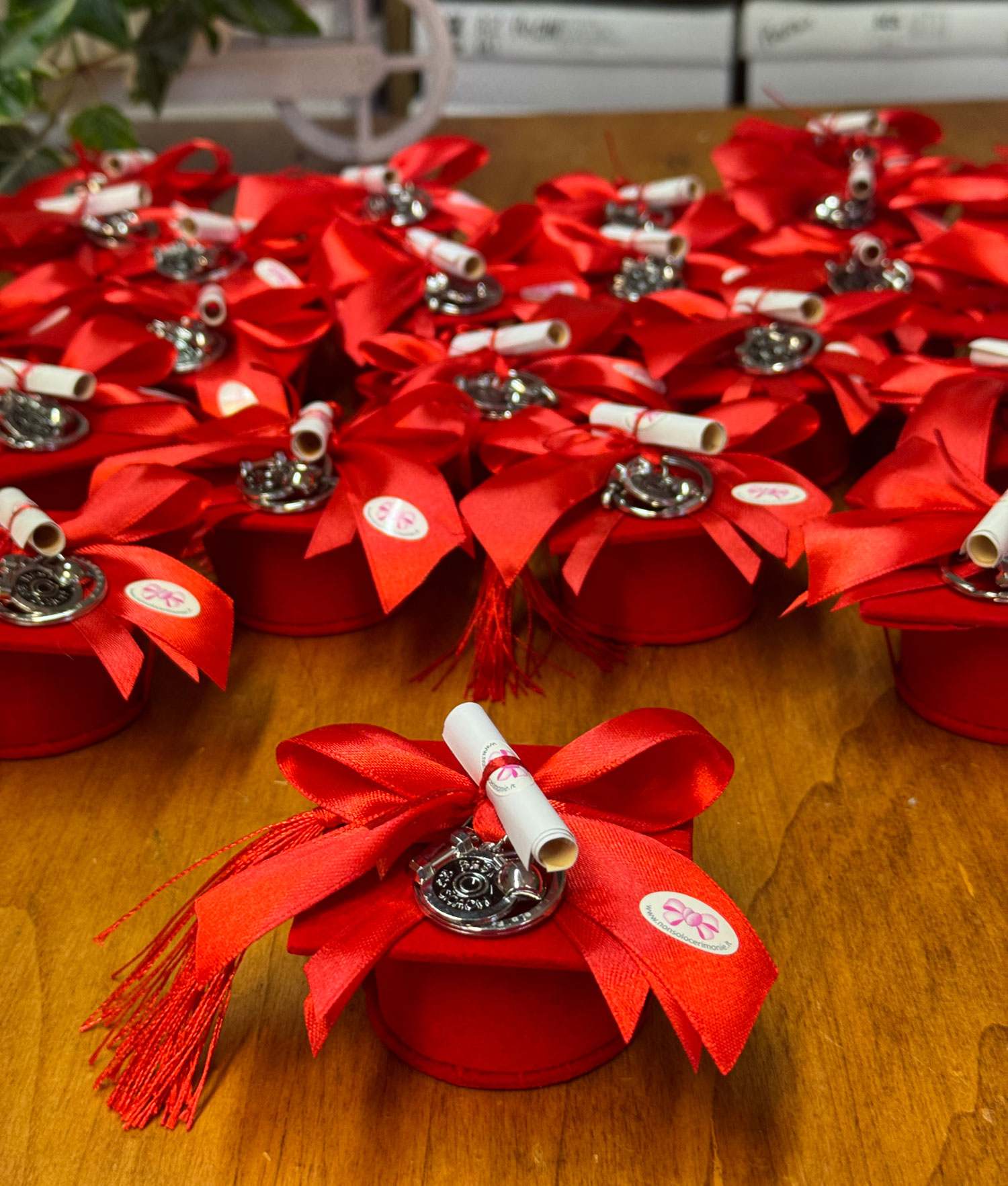 Bomboniera Tocco Laurea Scienze Motorie Uniti Rosso 101 - NonSoloCerimonie.it
