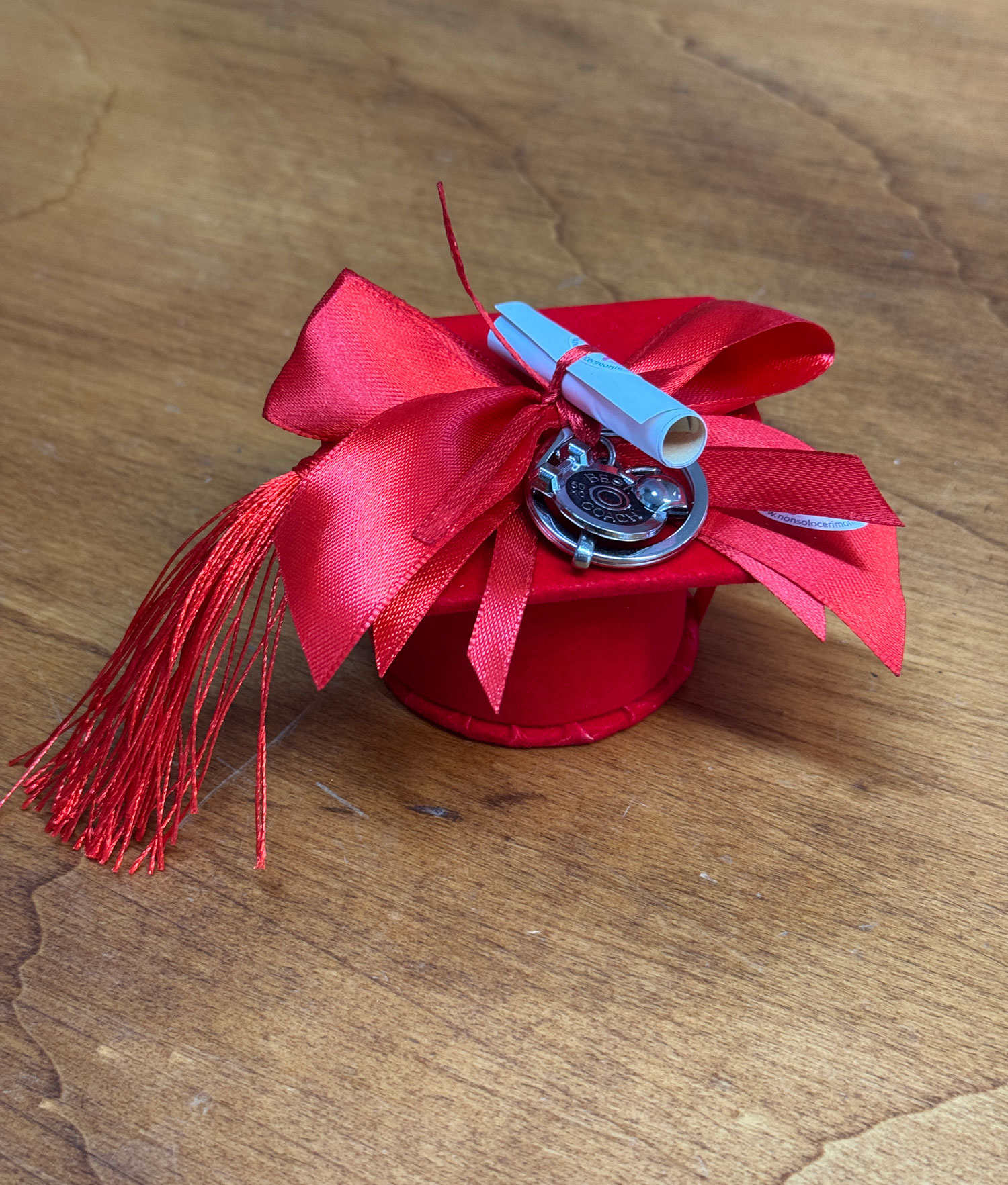 Bomboniera Tocco Laurea Scienze Motorie Uniti Rosso 104 - NonSoloCerimonie.it
