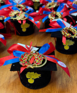 Bomboniera Tocco Laurea Maresciallo Carabinieri con Portachiavi Oro Rosso Blu 101 - NonSoloCerimonie.it